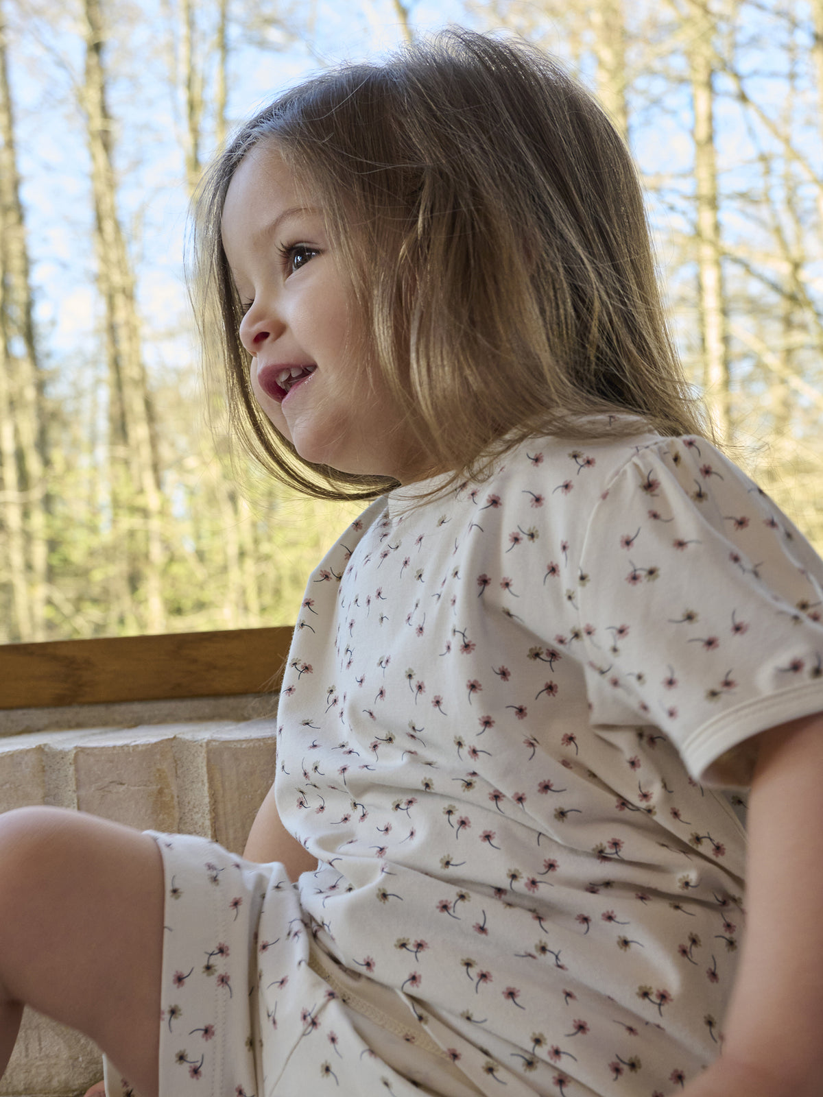 Kind trägt CeLaVi Bambus Pyjama mit Blumenprint, Bärechind Winterthur Zürich Schweiz