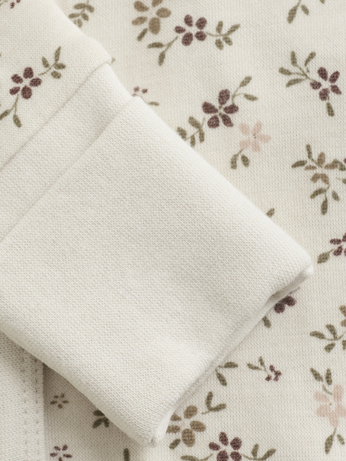 Stoffdetail mit zartem Blumenprint am CeLaVi Jumpsuit – im Bärechind in Winterthur, Zürich, Schweiz.