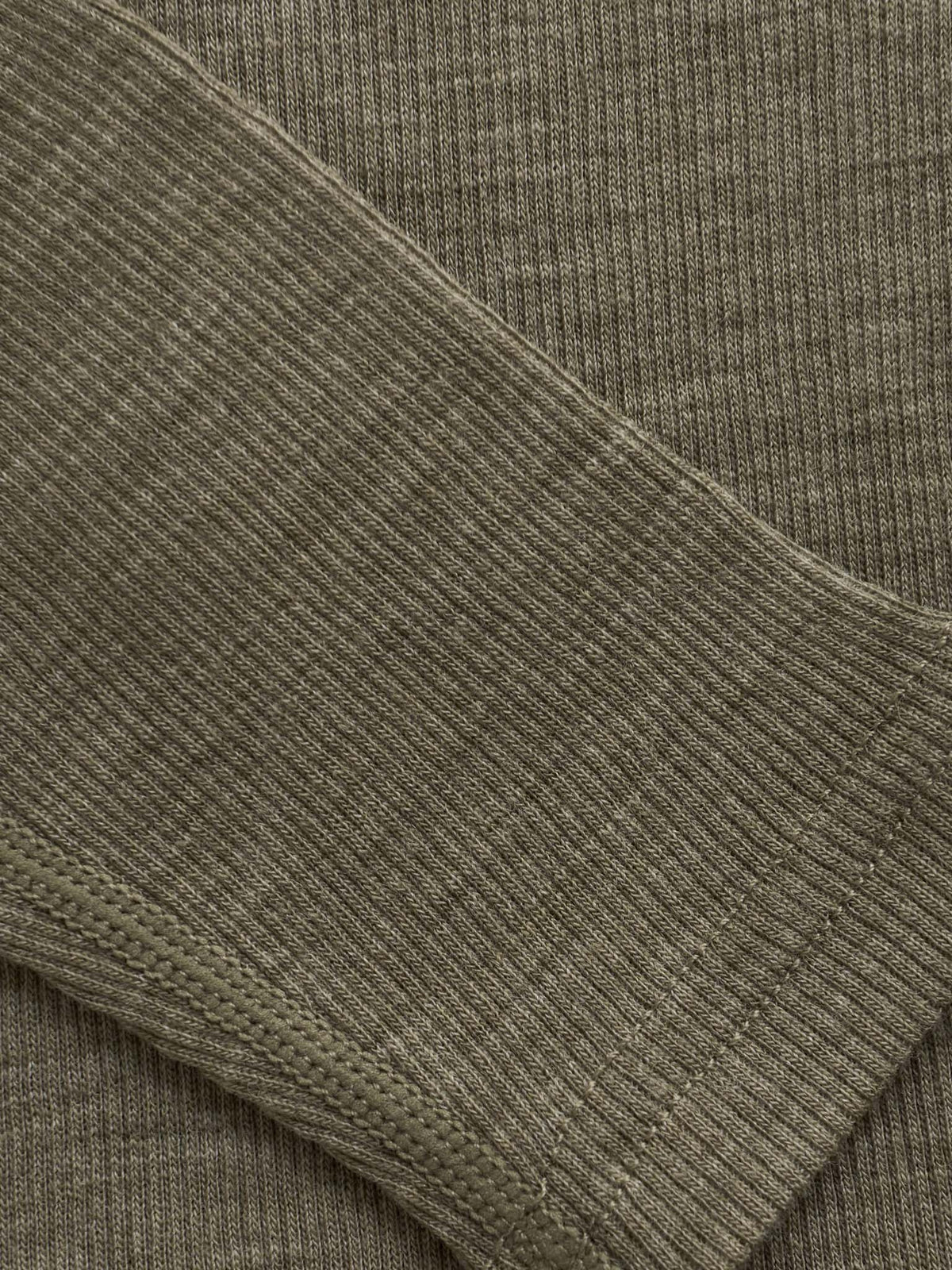 Detail des CeLaVi Langarmshirts aus Wolle – Farbe Dusky Green, im Bärechind in Winterthur, Zürich, Schweiz.