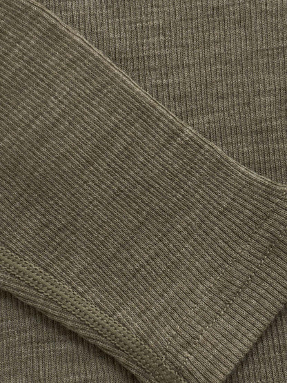 Detail des CeLaVi Langarmshirts aus Wolle – Farbe Dusky Green, im Bärechind in Winterthur, Zürich, Schweiz.