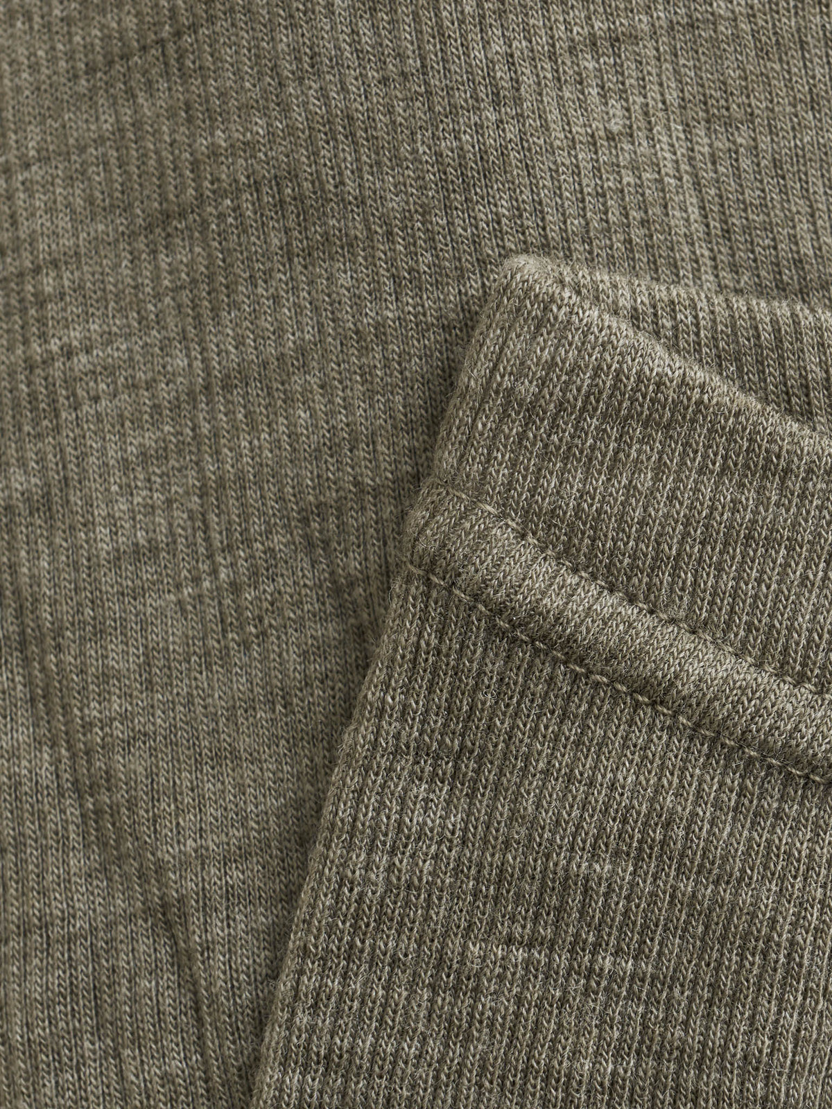 Detailansicht der CeLaVi Leggings aus weicher Wolle in Dusky Green – erhältlich im Bärechind in Winterthur, Zürich, Schweiz.