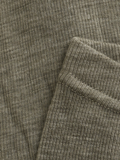 Detailansicht der CeLaVi Leggings aus weicher Wolle in Dusky Green – erhältlich im Bärechind in Winterthur, Zürich, Schweiz.
