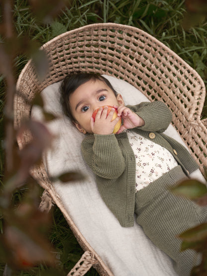 Baby trägt CeLaVi Leggings & Strickjacke aus Wolle beim Spielen – erhältlich im Bärechind in Winterthur, Zürich, Schweiz.