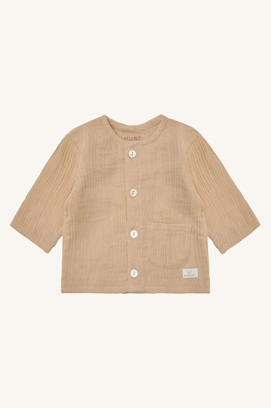 Chai Jacke Cuban sand – Jacke aus Bio-Baumwolle in Sandfarbe mit Knopfleiste, Vorderansicht, erhältlich in Winterthur, Zürich, Schweiz.