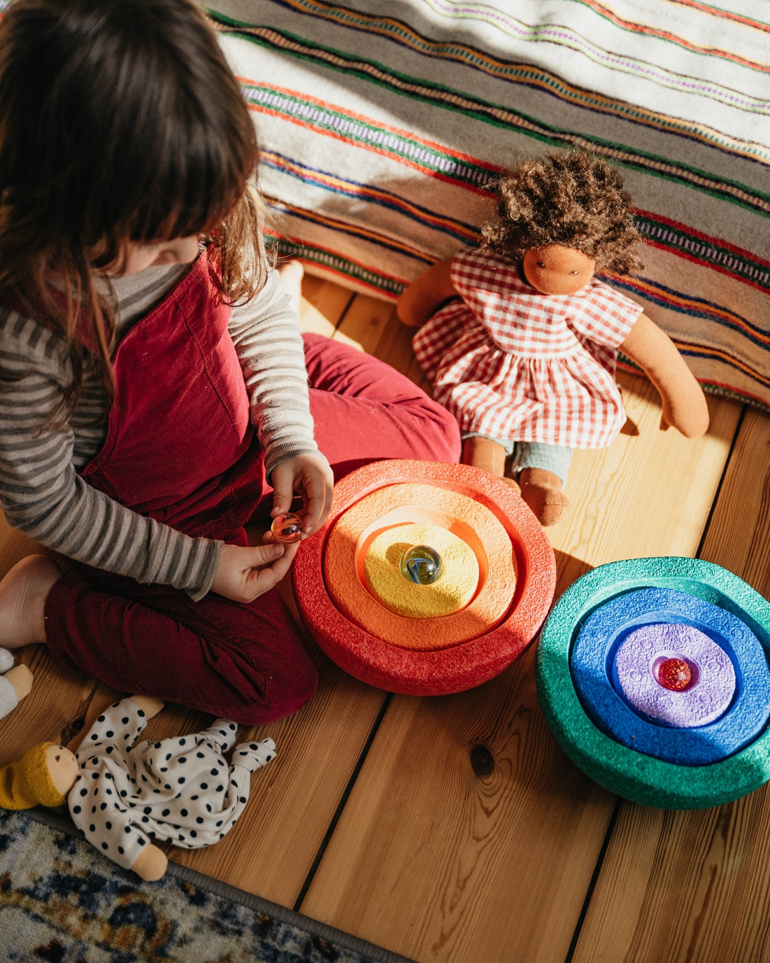 Zwei Kinder entdecken gemeinsam das Stapelstein Inside Set – fantasievolles Spiel mit Farben
