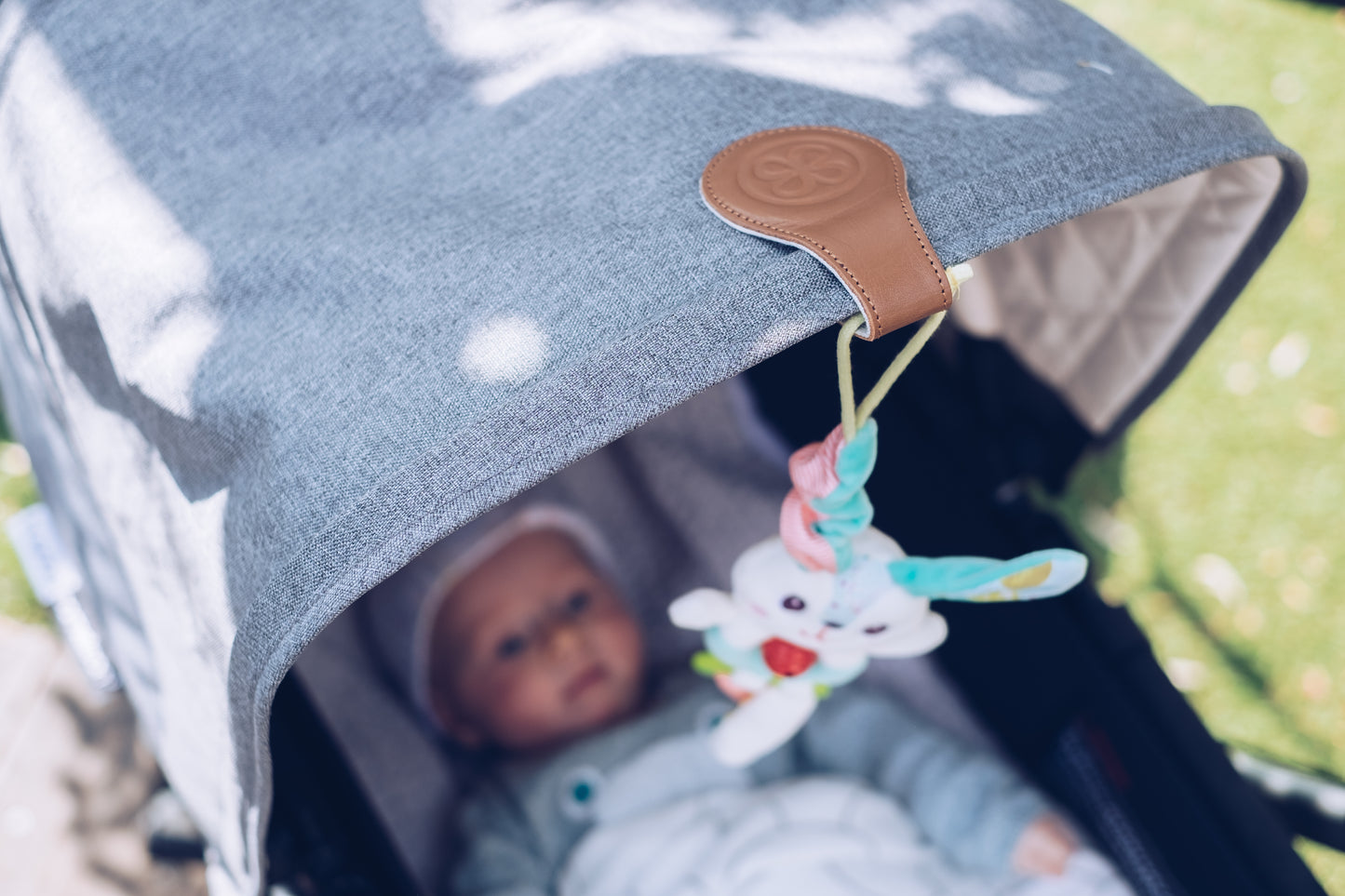 Cloby Clips befestigen Sonnenschutz am Kinderwagen