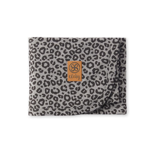 Cloby UV Tuch Leopard Grey als Sonnenschutz für Kinderwagen und Trage für Babys im nachhaltigen Kinderladen Bärechind Winterthur Schweiz.