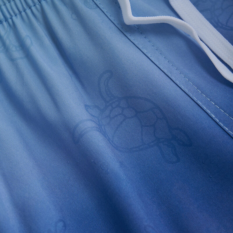Detailansicht der Color Kids Badeshorts Magic Blue – Stoffstruktur und dezentes Logo