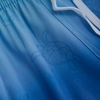 Detailansicht der Color Kids Badeshorts Magic Blue – Stoffstruktur und dezentes Logo