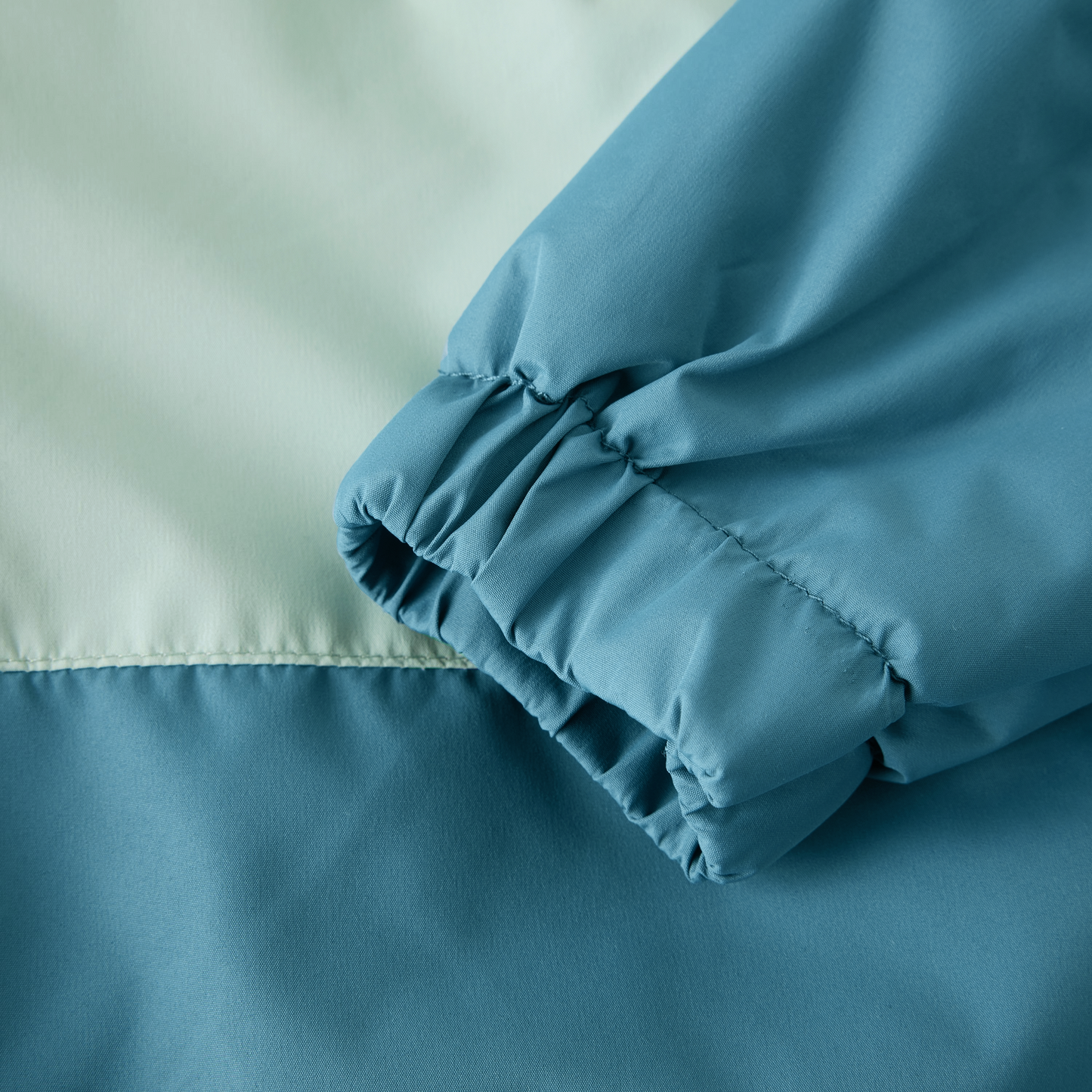 Detail elastischer Ärmel Color Kids Regenjacke Coronet Blue Kinderkleider Winterthur