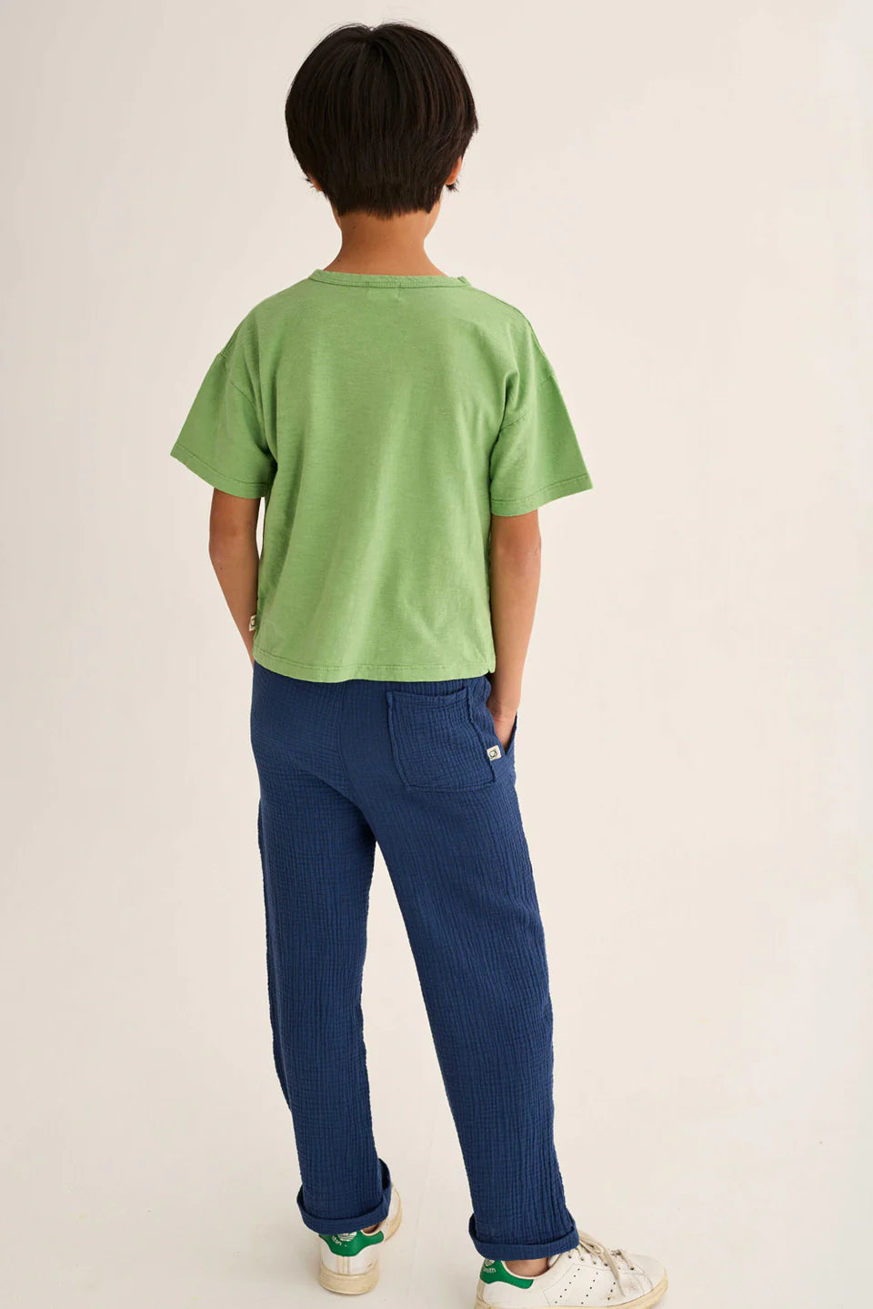 Rückansicht blaue Cozmo Kinderhose aus Musselin mit Gesässtasche – nachhaltige Kindermode Schweiz