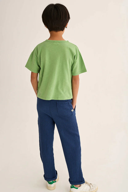 Rückansicht blaue Cozmo Kinderhose aus Musselin mit Gesässtasche – nachhaltige Kindermode Schweiz