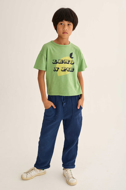 Kind trägt blaue Cozmo Musselin Hose Iker – bequeme Sommerhose im Kinderladen Winterthur