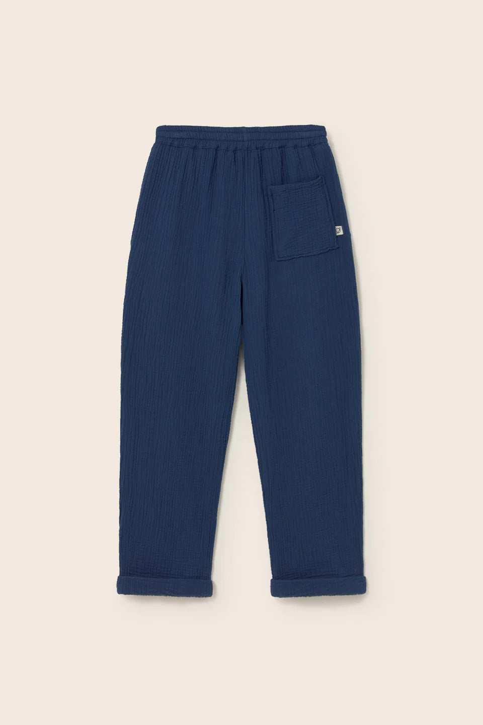 Seitenansicht blaue Cozmo Kinderhose Iker aus Musselin – nachhaltige Kindermode Winterthur