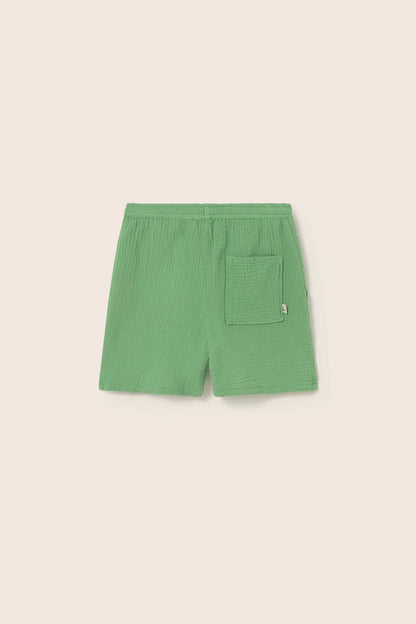 Detailansicht grüne Cozmo Kinder Shorts aus Musselin mit elastischem Bund – nachhaltige Kindermode Winterthur