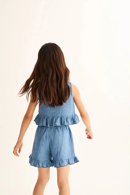Rückansicht blaue Kinder Shorts Isla von Cozmo mit Rüschen – luftige Kindermode Schweiz