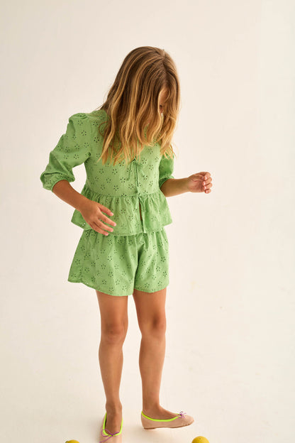 Grüne Kinder Shorts aus Lochstickerei von Cozmo in Bewegung – bequeme Sommer Shorts Schweiz