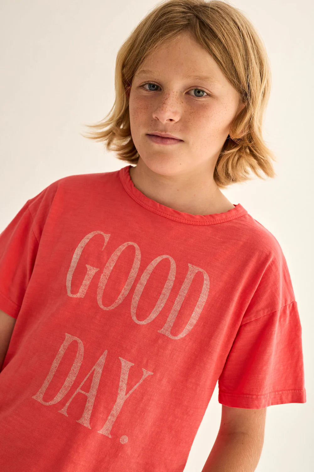 Kind trägt rotes Cozmo T-Shirt „Good Day“ aus Slub-Baumwolle – nachhaltiger Kinderladen Winterthur