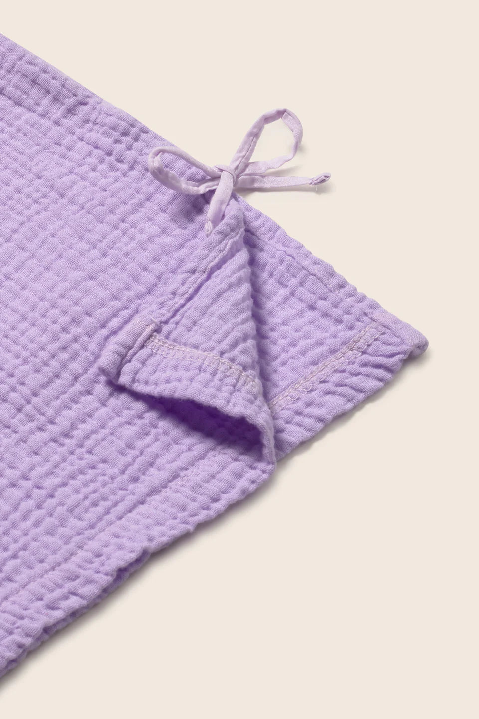 Detail Schleife und Musselinstruktur der violetten Cozmo Kinderhose – nachhaltige Kindermode Schweiz