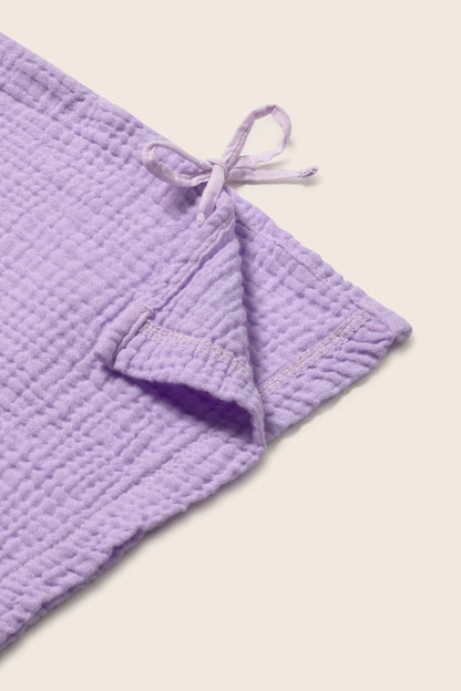 Detail Schleife und Musselinstruktur der violetten Cozmo Kinderhose – nachhaltige Kindermode Schweiz