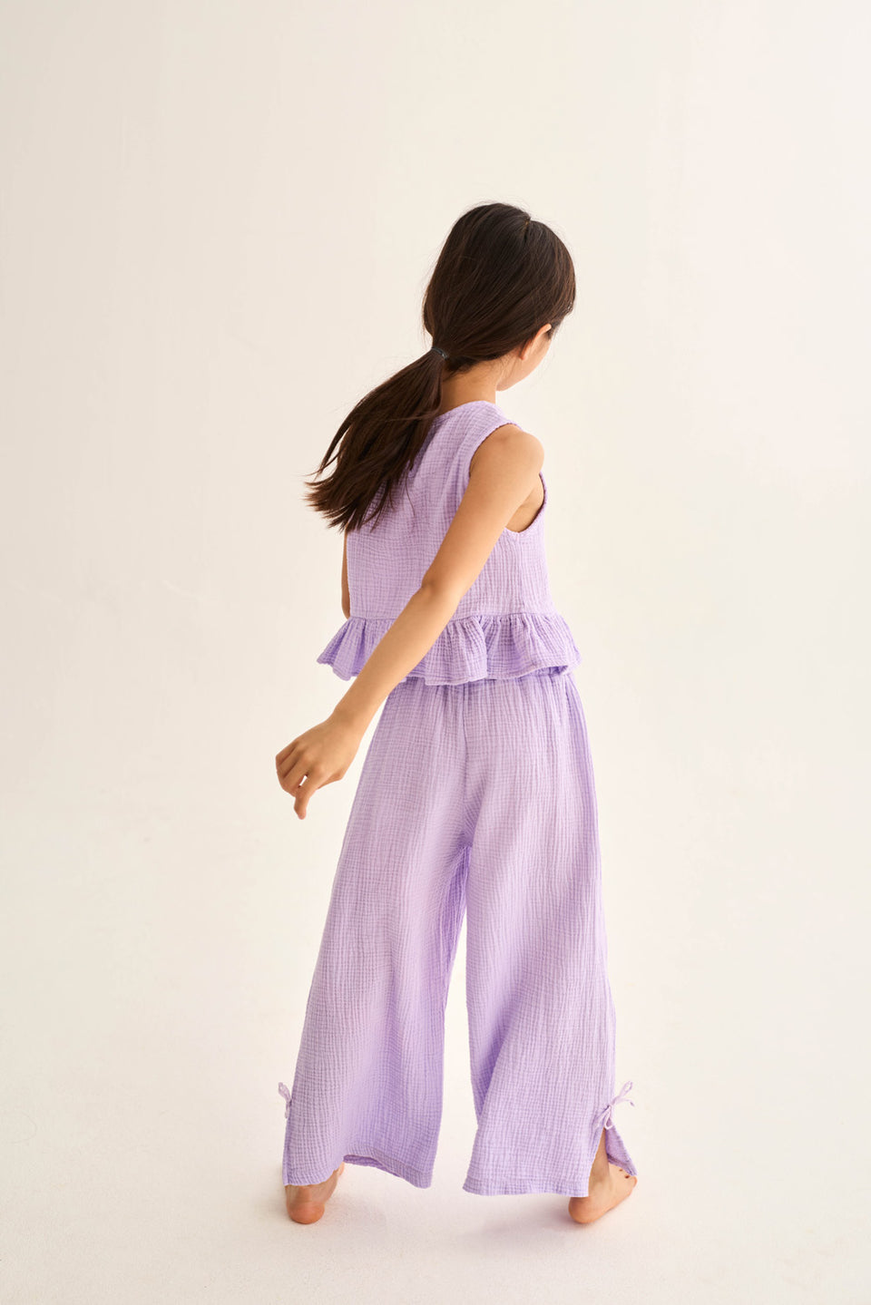Kind trägt violette Cozmo Musselin Wide Pants – nachhaltige Sommermode für Kinder in Winterthur
