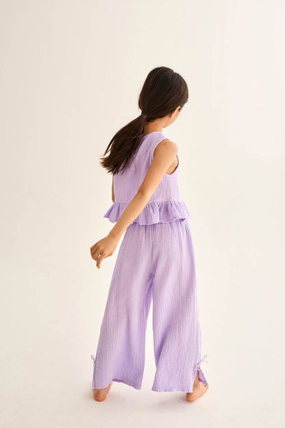 Kind trägt violette Cozmo Musselin Wide Pants – nachhaltige Sommermode für Kinder in Winterthur