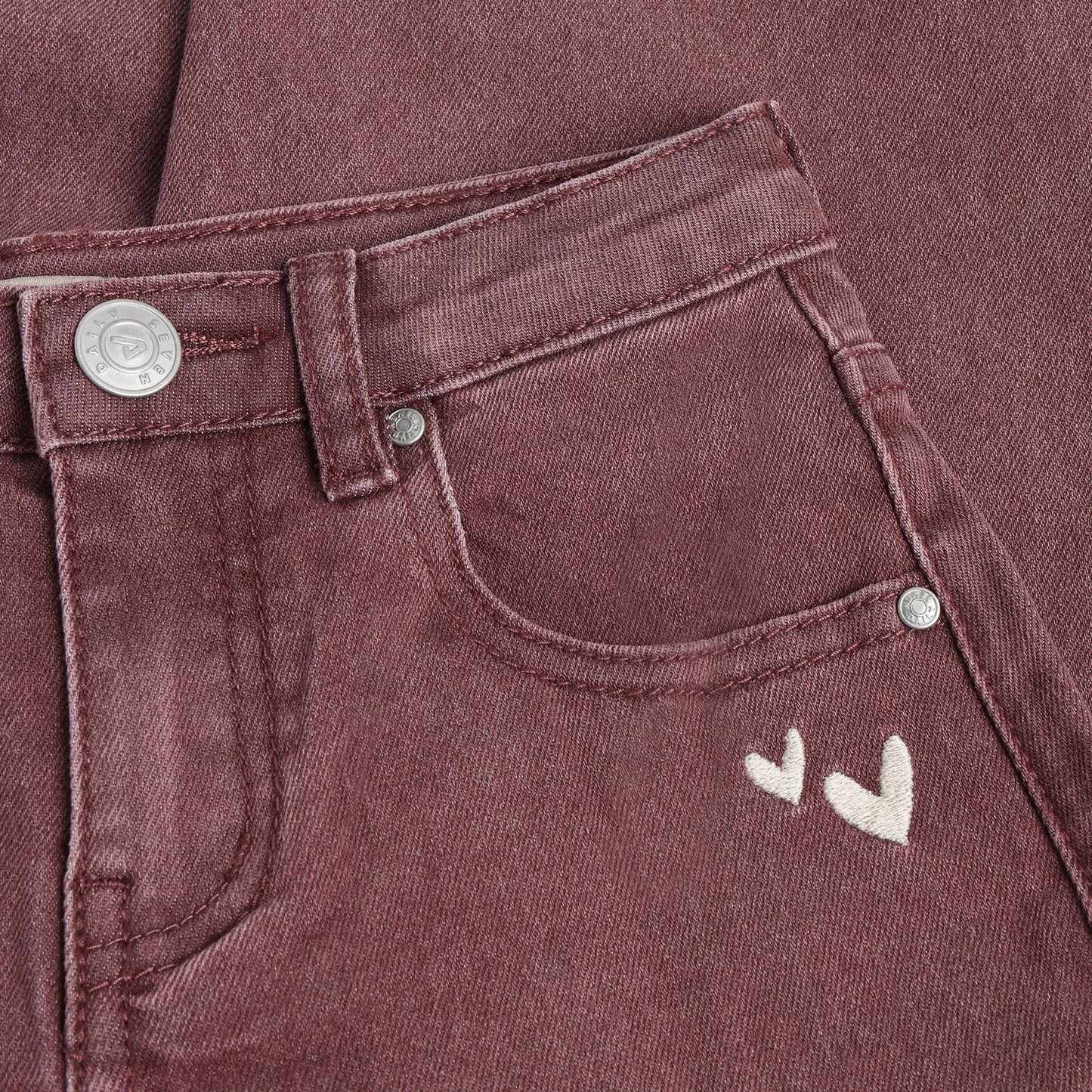 Detailansicht der gestickten Herzen an der Daily Seven Jeans
