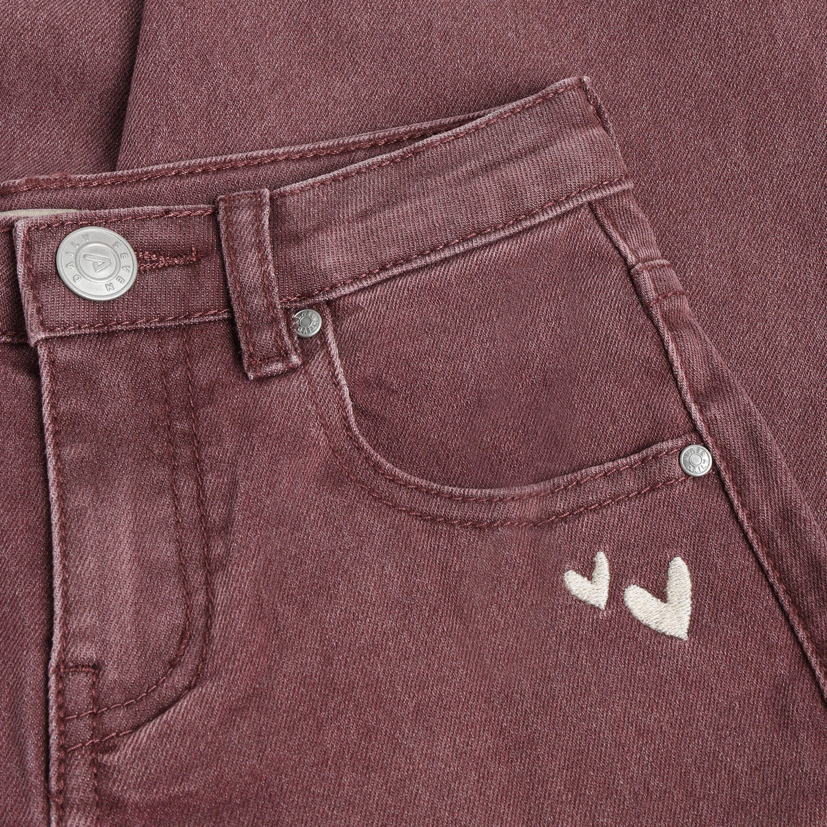 Detailansicht der gestickten Herzen an der Daily Seven Jeans