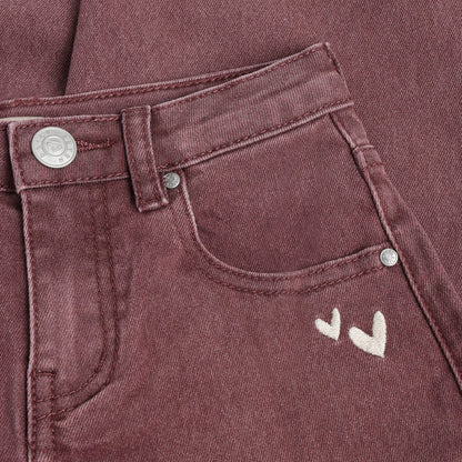 Detailansicht der gestickten Herzen an der Daily Seven Jeans
