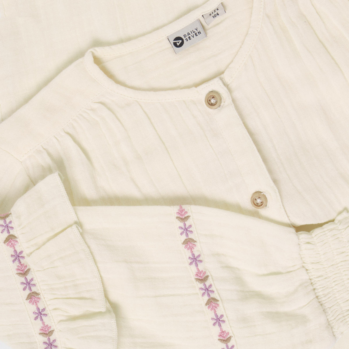 Detailansicht der zarten Stickerei an der Musselin Bluse von Daily Seven