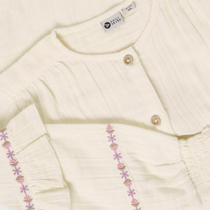 Detailansicht der zarten Stickerei an der Musselin Bluse von Daily Seven