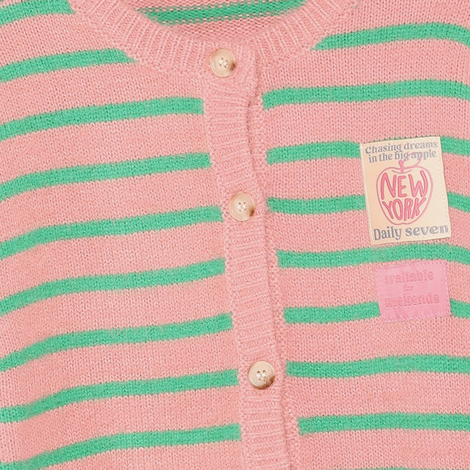 Detailansicht der Knopfleiste und Streifen der Strickjacke