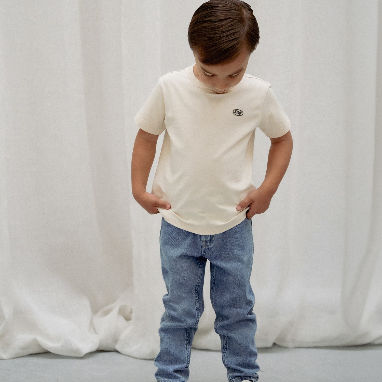 Kind trägt das cremefarbene Daily Seven T-Shirt im Alltag