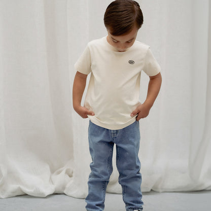 Kind trägt das cremefarbene Daily Seven T-Shirt im Alltag