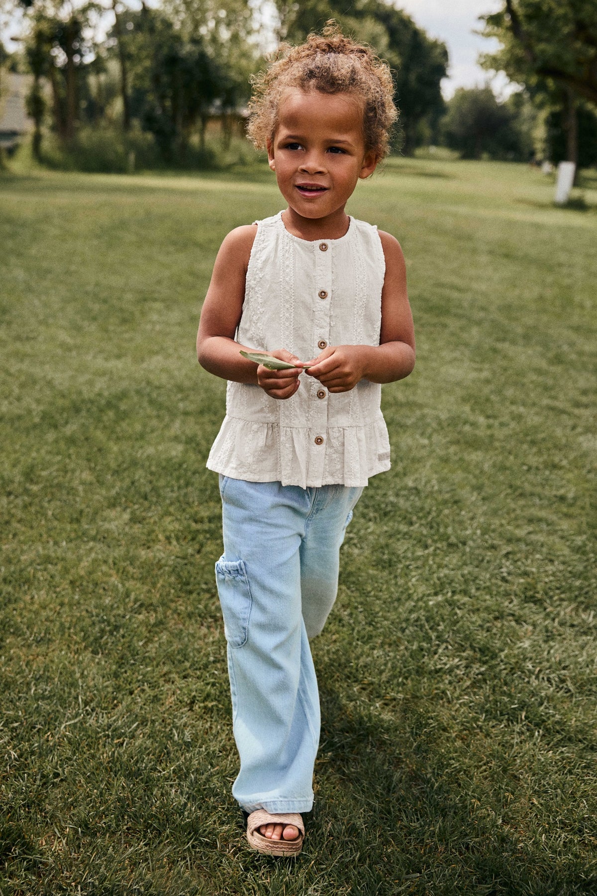 Kind trägt Daily7Kids Denim Cargo Hose in Hellblau – bequeme Kindermode Sommer