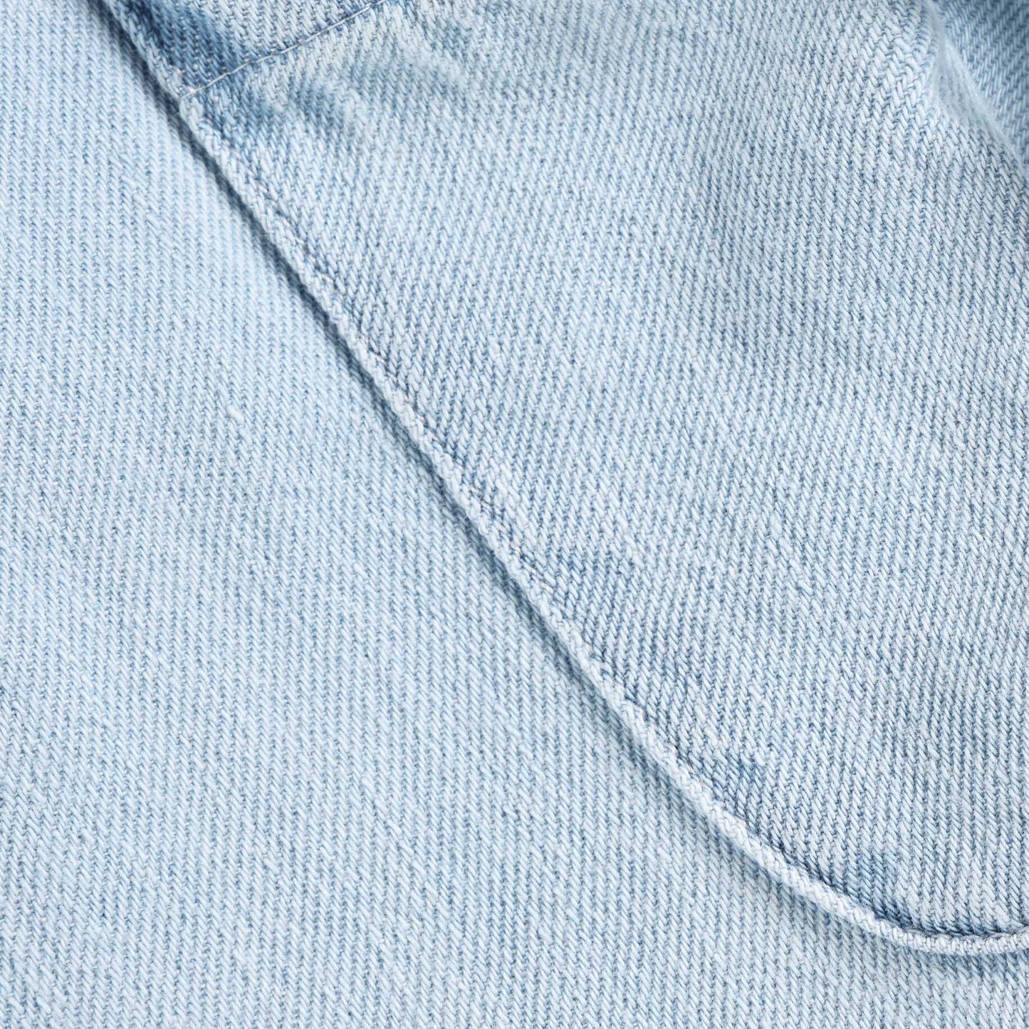 Detailaufnahme vom weichen Denim Stoff der Daily7Kids Cargo Hose in Hellblau