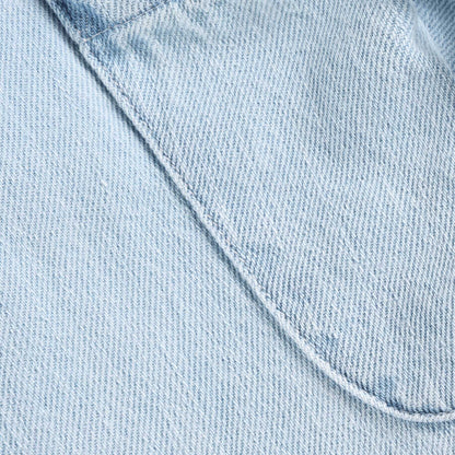 Detailaufnahme vom weichen Denim Stoff der Daily7Kids Cargo Hose in Hellblau