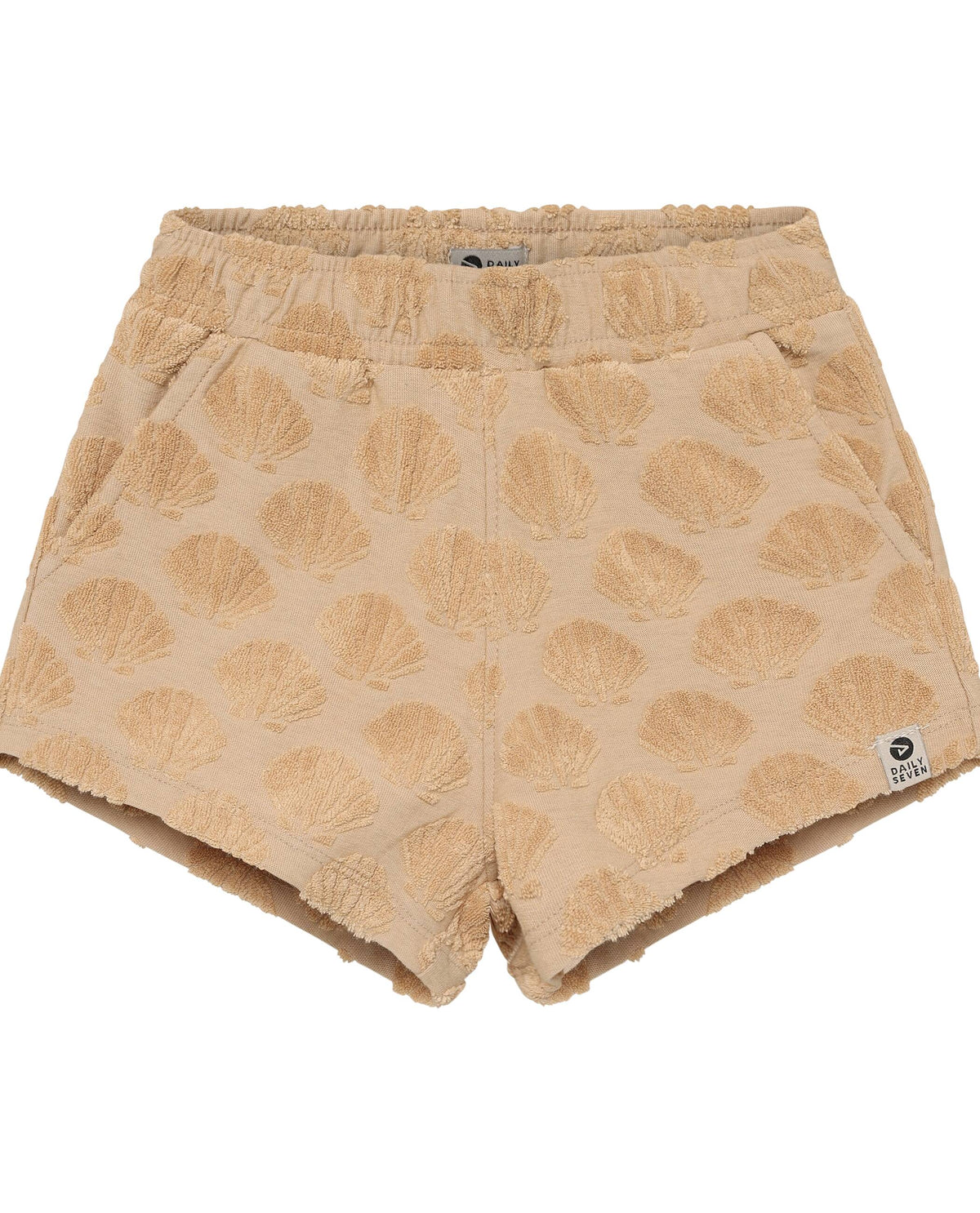 Detailaufnahme der Frottee Shorts mit Muster von Daily7Kids in Sand – Kindermode Schweiz