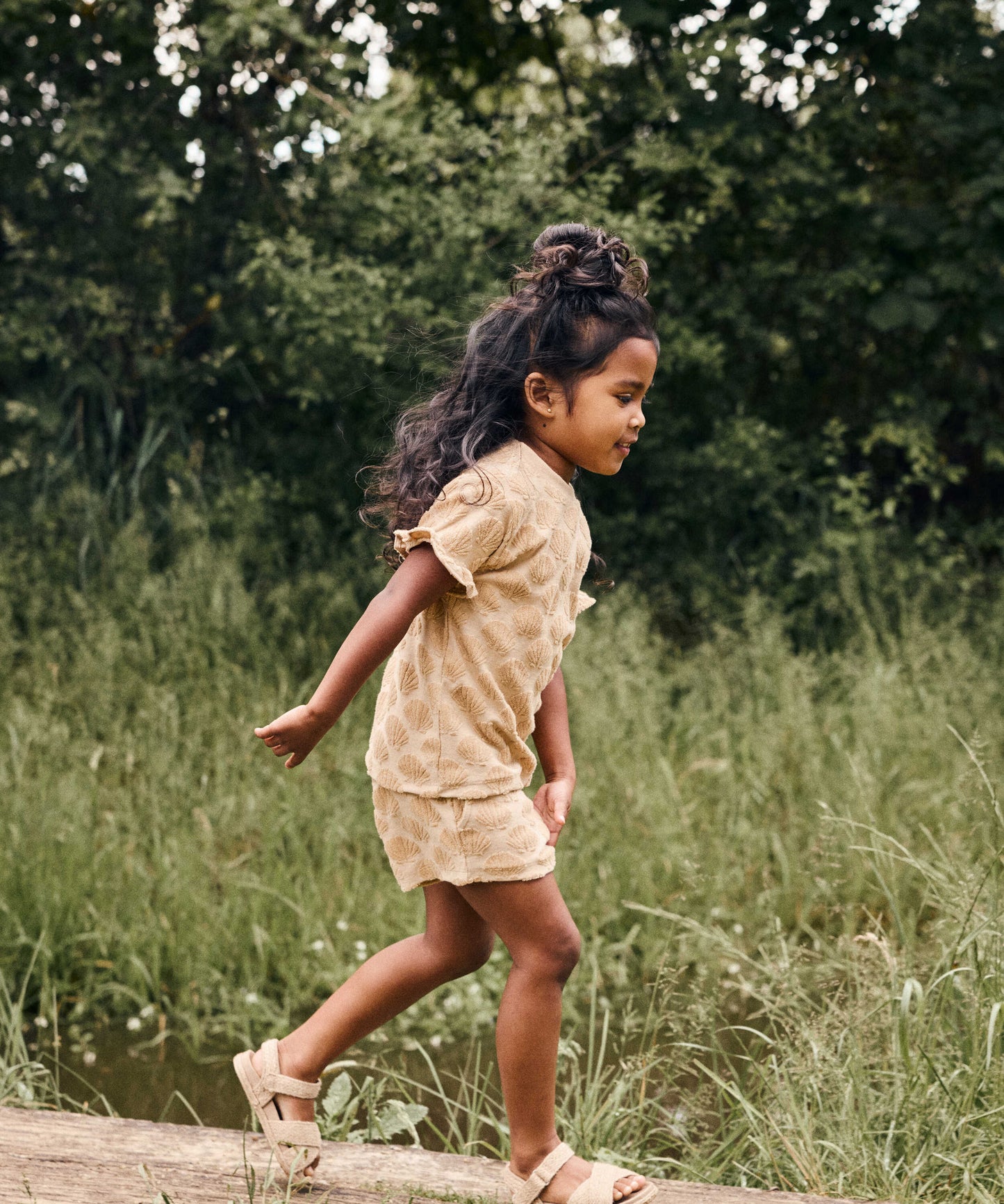 Kind trägt Daily7Kids Frottee T-Shirt in Sand – luftige Sommer Kindermode