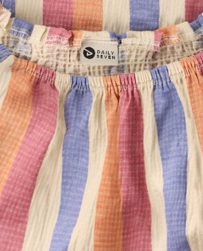 Detailaufnahme vom Musselin Stoff mit Streifen beim Daily7Kids Kinderkleid
