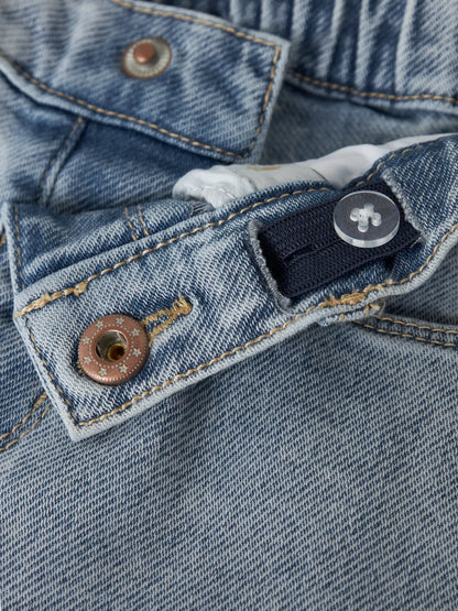 Detailaufnahme von Knopf und Denimstoff der hellblauen Kinder Shorts von NAME IT, Bärechind Winterthur, Zürich, Schweiz.