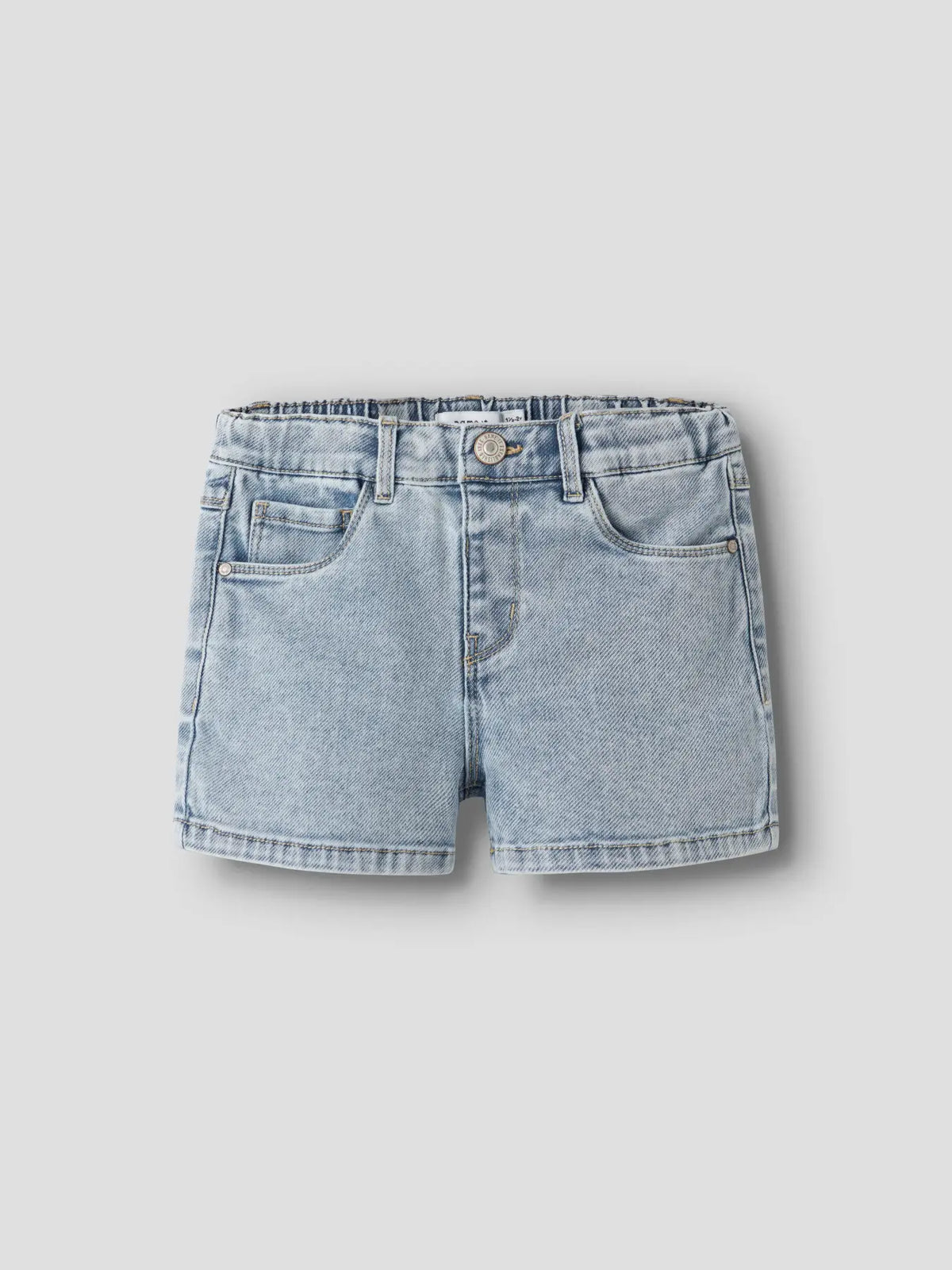 Hellblaue Denim Shorts für Kinder von NAME IT mit Taschen, erhältlich im Bärechind in Winterthur, Zürich, Schweiz.