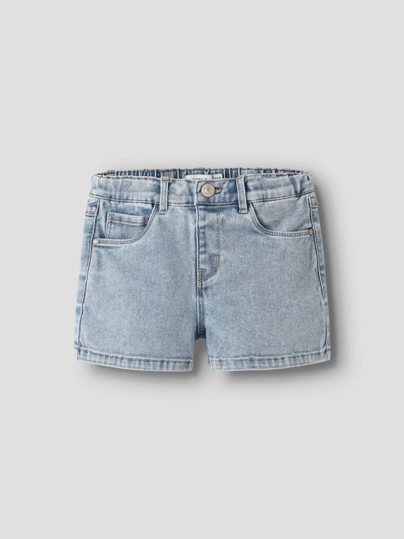 Hellblaue Denim Shorts für Kinder von NAME IT mit Taschen, erhältlich im Bärechind in Winterthur, Zürich, Schweiz.