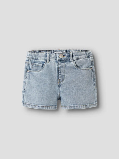 Hellblaue Denim Shorts für Kinder von NAME IT mit Taschen, erhältlich im Bärechind in Winterthur, Zürich, Schweiz.