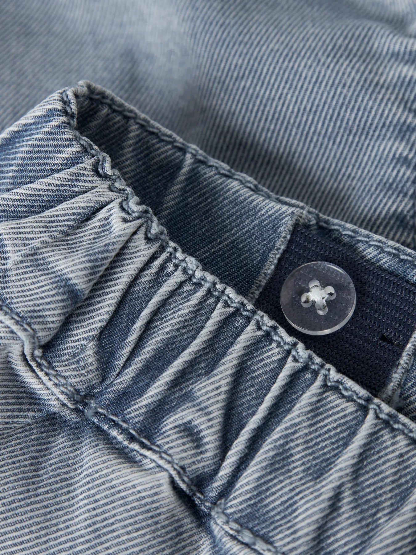 Detail des elastischen Bunds mit Schleife der Denim Shorts von NAME IT bei Bärechind Winterthur Zürich Schweiz