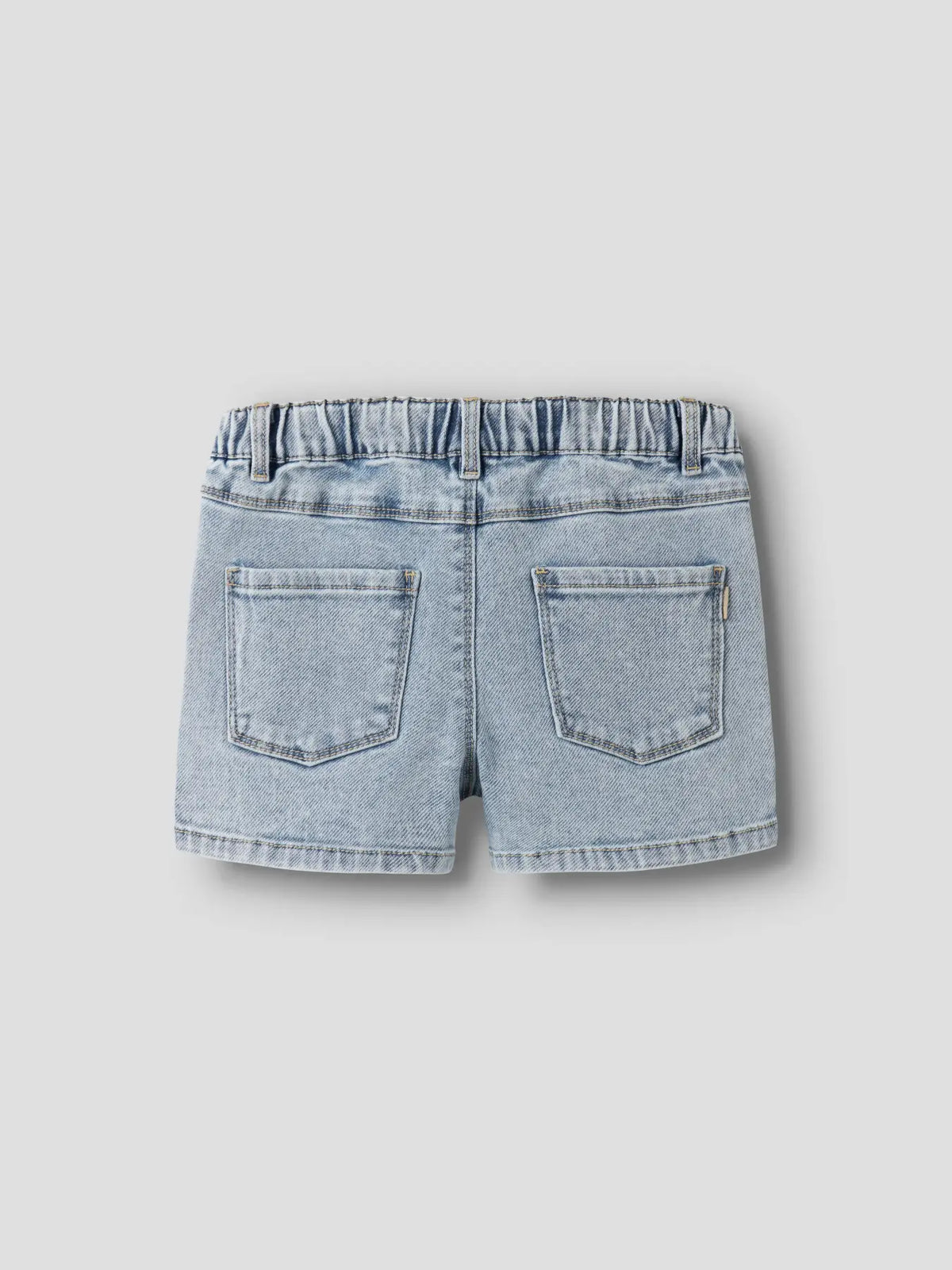Rückseite der hellblauen Kinder Denim Shorts von NAME IT mit Gesässtaschen, Bärechind Winterthur, Zürich, Schweiz.