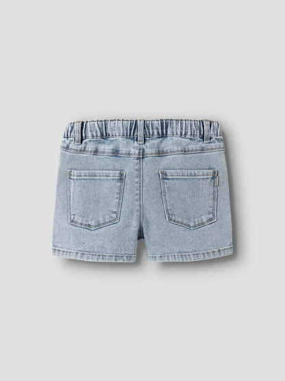 Rückseite der hellblauen Kinder Denim Shorts von NAME IT mit Gesässtaschen, Bärechind Winterthur, Zürich, Schweiz.