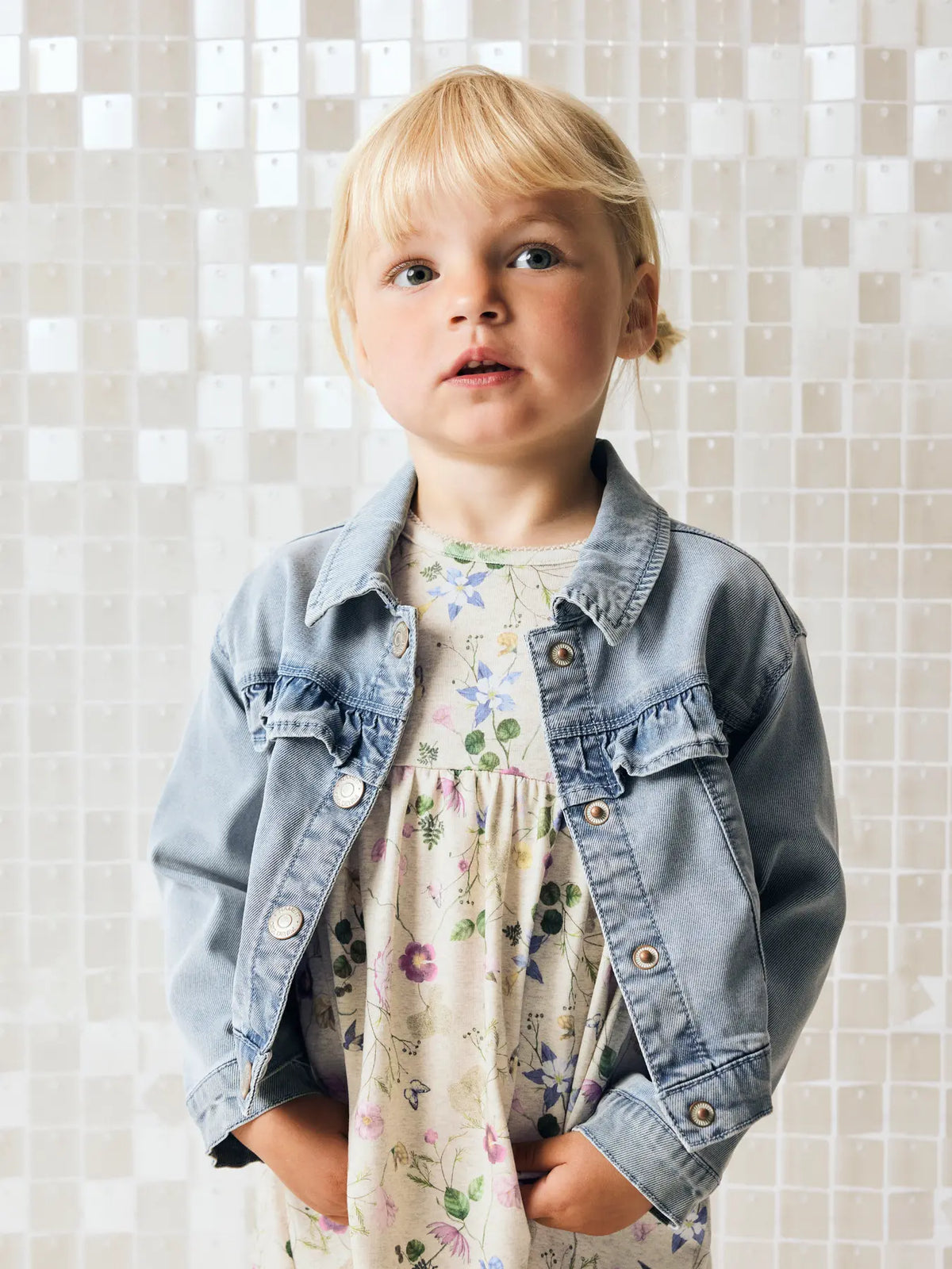 Rückseite der hellblauen Kinder Denimjacke von NAME IT erhältlich bei Bärechind Winterthur Zürich Schweiz