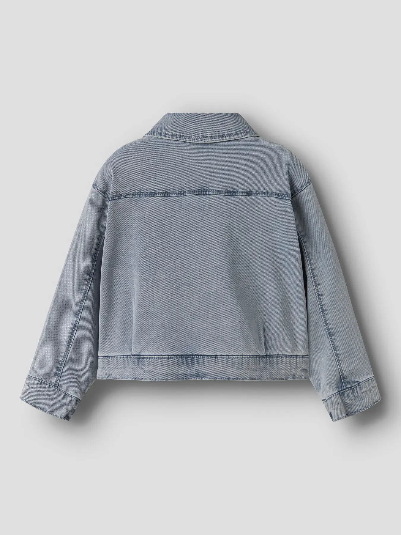 Detailansicht der hellblauen Denim Kinderjacke mit Druckknöpfen von NAME IT bei Bärechind Winterthur Zürich Schweiz
