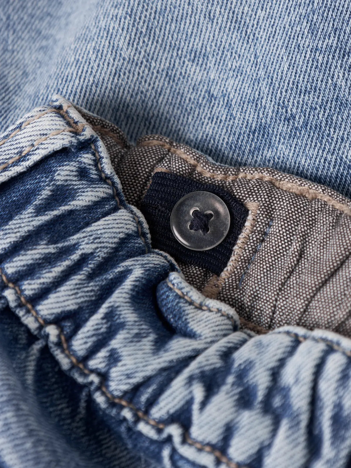 Detail elastischer Bund und Denim Stoff bei Kinder Jeans Bermuda, erhältlich bei Bärechind Winterthur Zürich Schweiz.